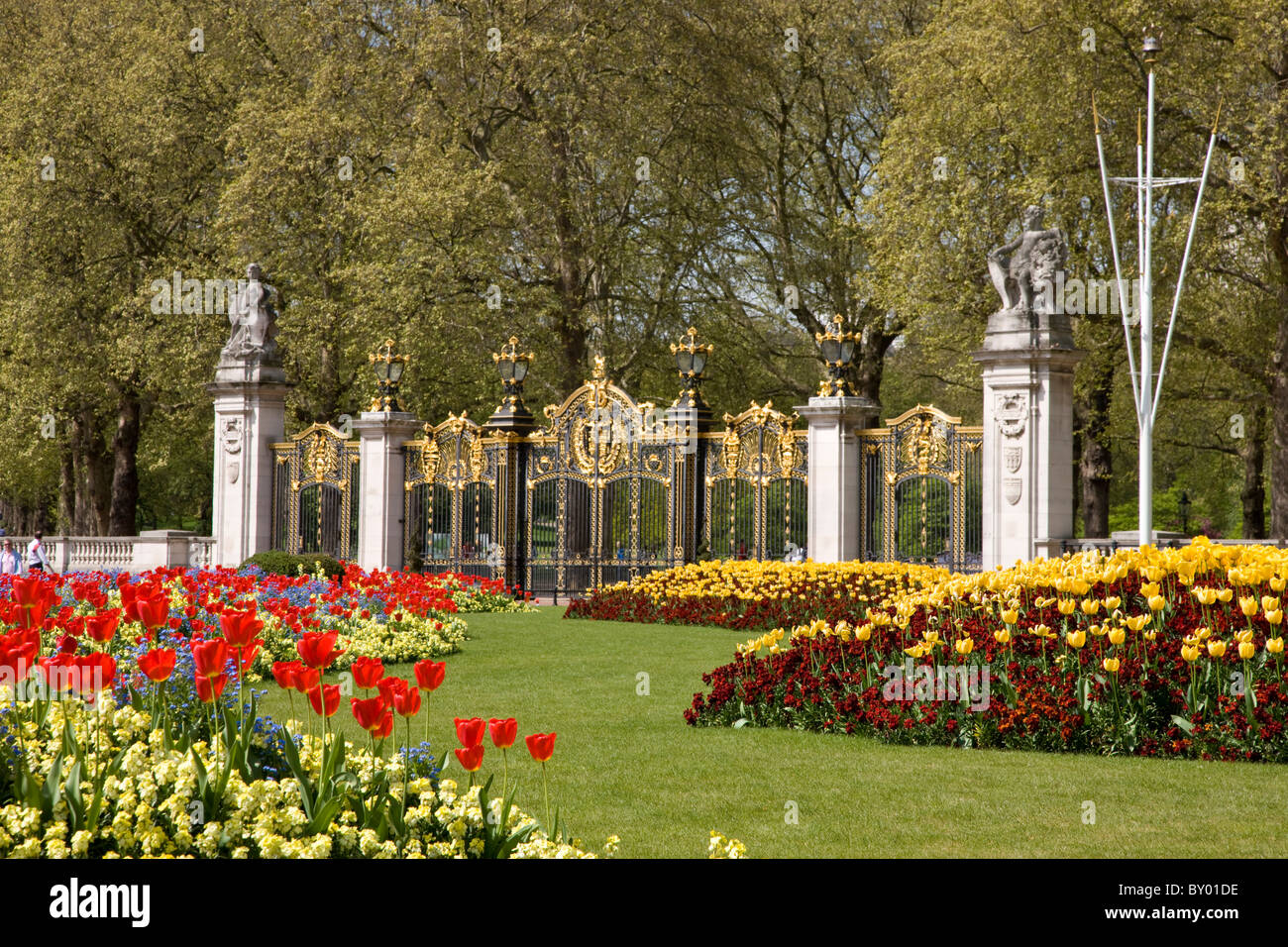 Fiori a Buckingham Palace con il Canada Gate in background Foto Stock