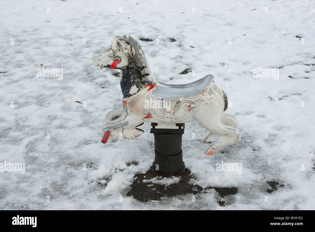 Parco giochi cavallo nella neve Foto Stock