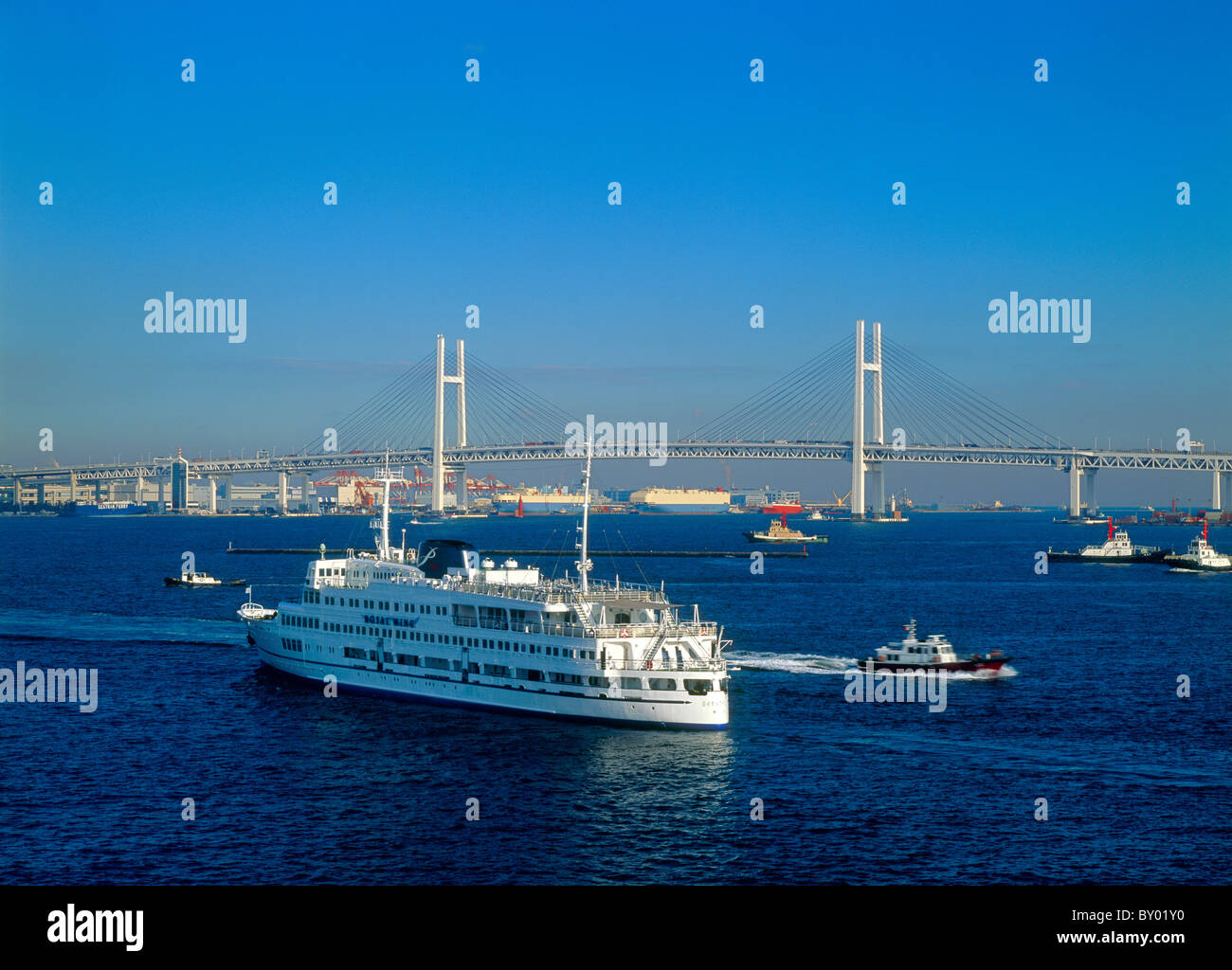 Yokohama Bay Bridge e barca, Yokohama Kanagawa, Giappone Foto Stock