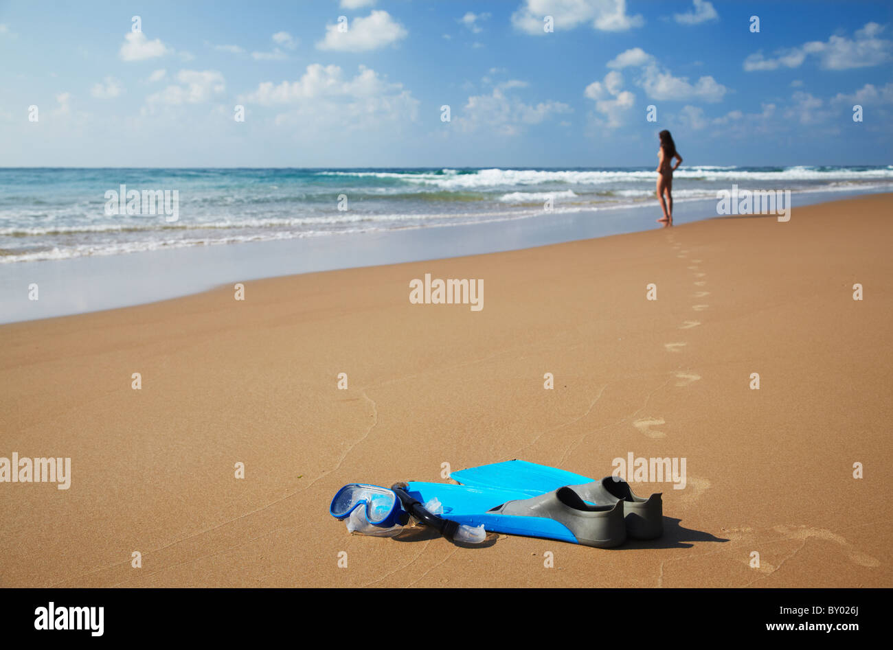 Donna sulla spiaggia con snorkel e pinne, Tofo, Inhambane, Mozambico (MR) Foto Stock