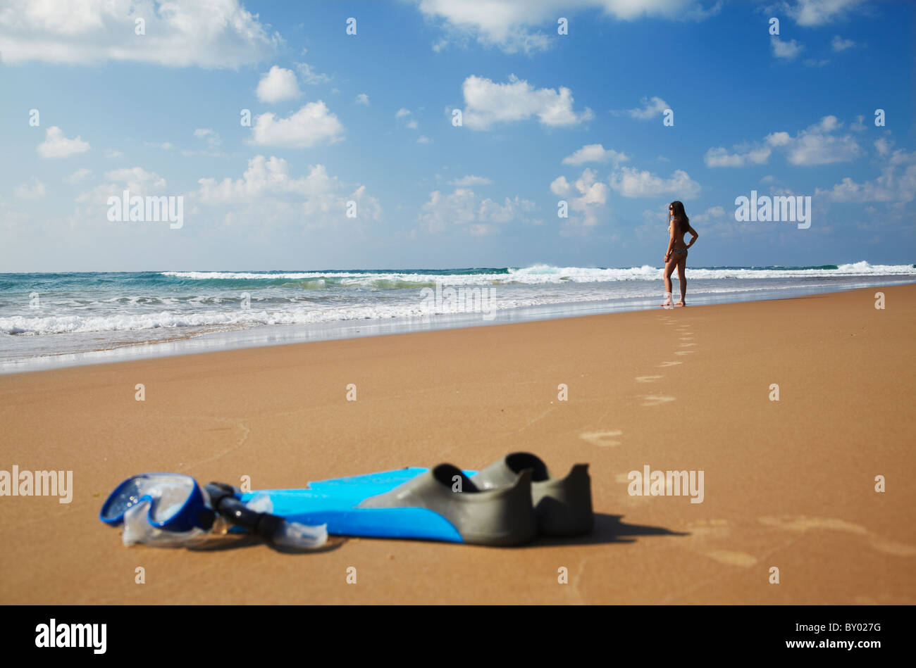 Donna sulla spiaggia con snorkel e pinne, Tofo, Inhambane, Mozambico Foto Stock