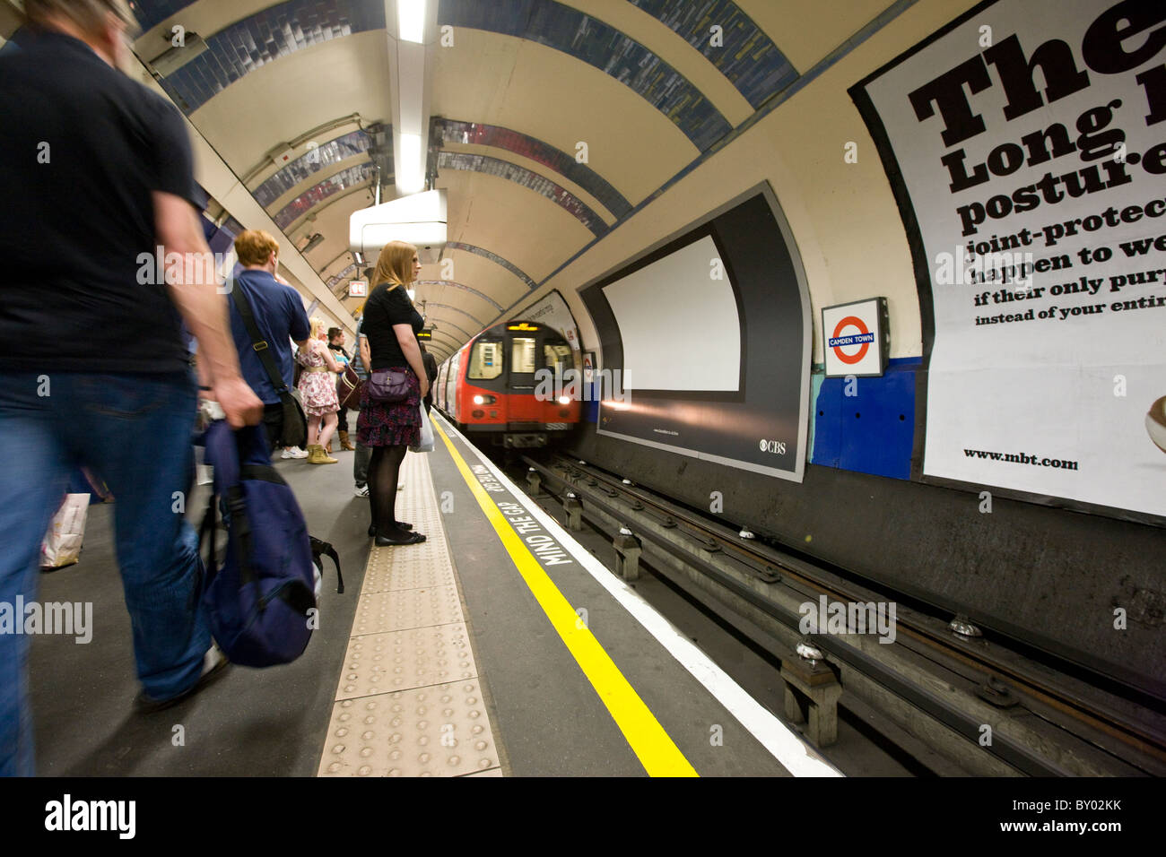 Metropolitana alla fermata della metro di Camden Town Foto Stock