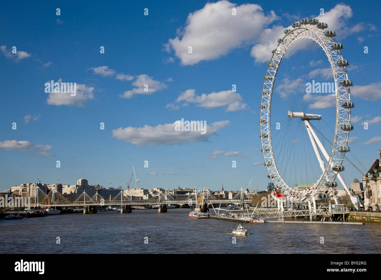 London Eye che domina il fiume Tamigi Foto Stock