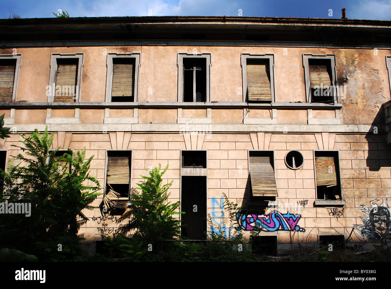 Archeologia industriale sottoscritto in fabbrica per la produzione di alluminio Foto Stock