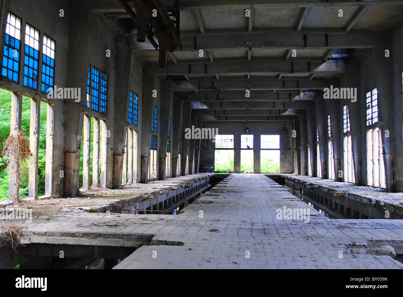 Archeologia industriale fabbrica abbandonata con lunghi capannoni in disuso Foto Stock
