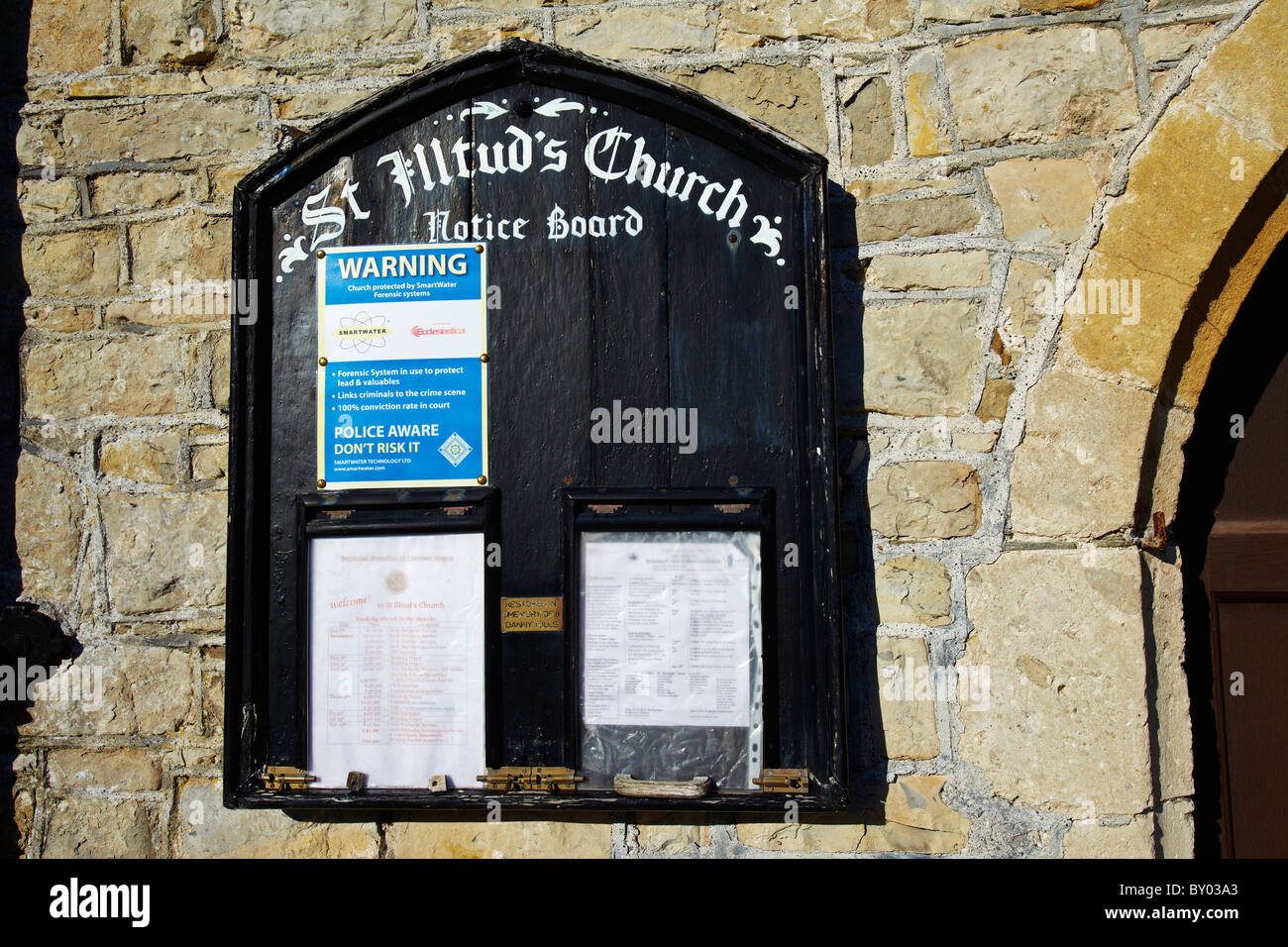 Segnale di avvertimento per i ladroni sulla bacheca di San Illtud è la Chiesa, Llantwit Major, Glamorgan, South Wales, Regno Unito Foto Stock