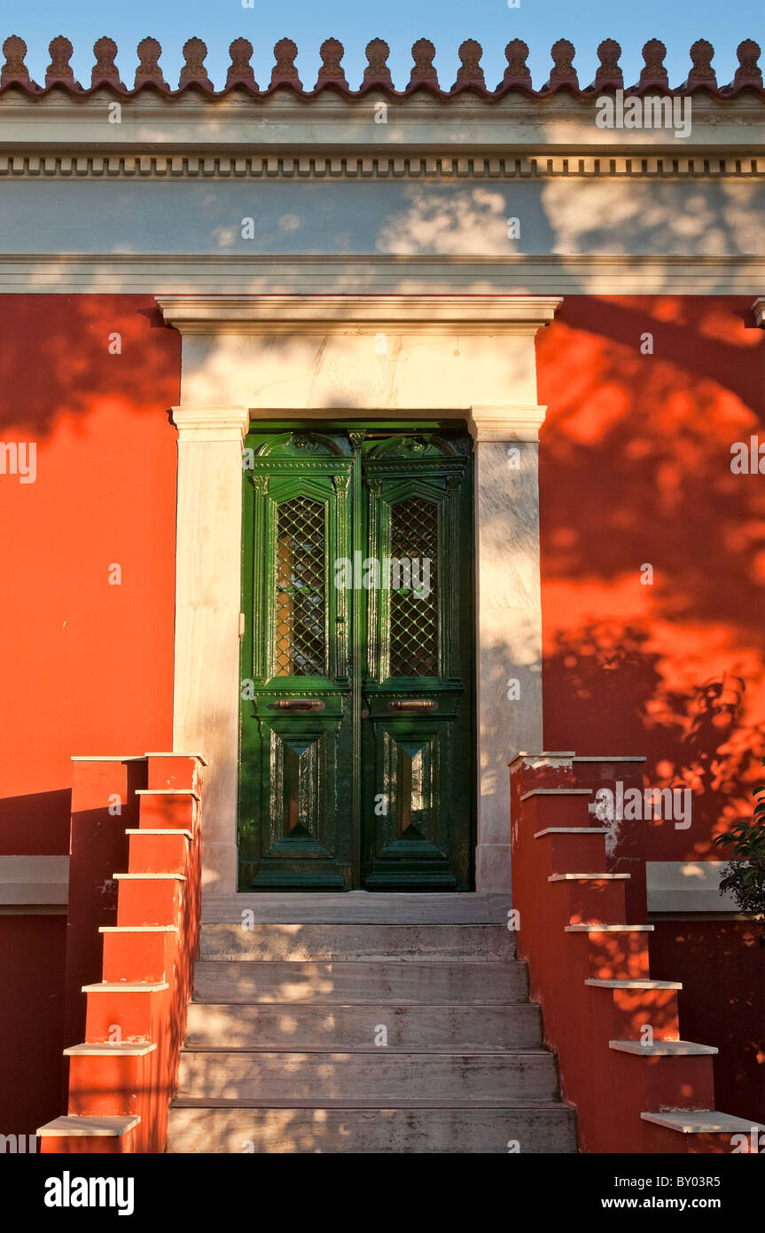 Xix secolo neo classica house nel quartiere di Anafiotika, direttamente sotto l'Acropoli, di Plaka, il centro di Atene, Grecia. Foto Stock