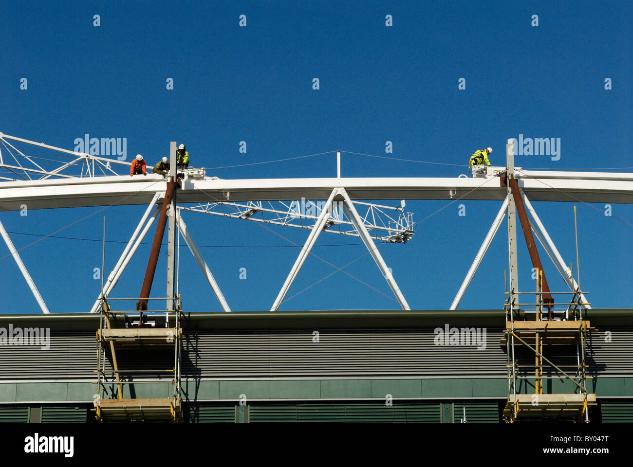 Lavoratori edili fix capriata al tetto del Centre Court All England Lawn Tennis Club Wimbledon Londra Regno Unito 2008 Foto Stock