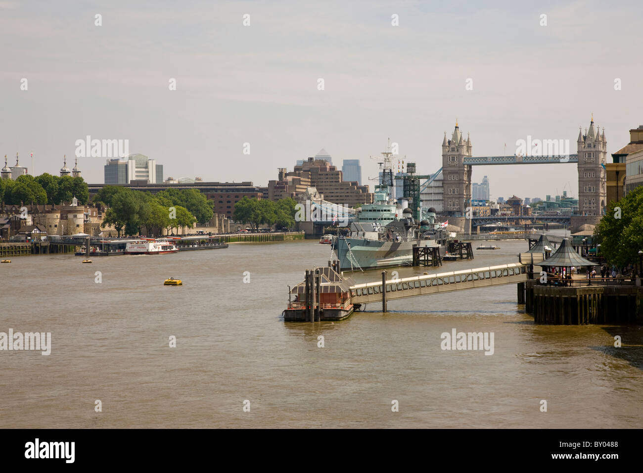 Visualizza in basso il Tamigi di HMS Belfast e il Tower Bridge di Londra London Bridge Foto Stock