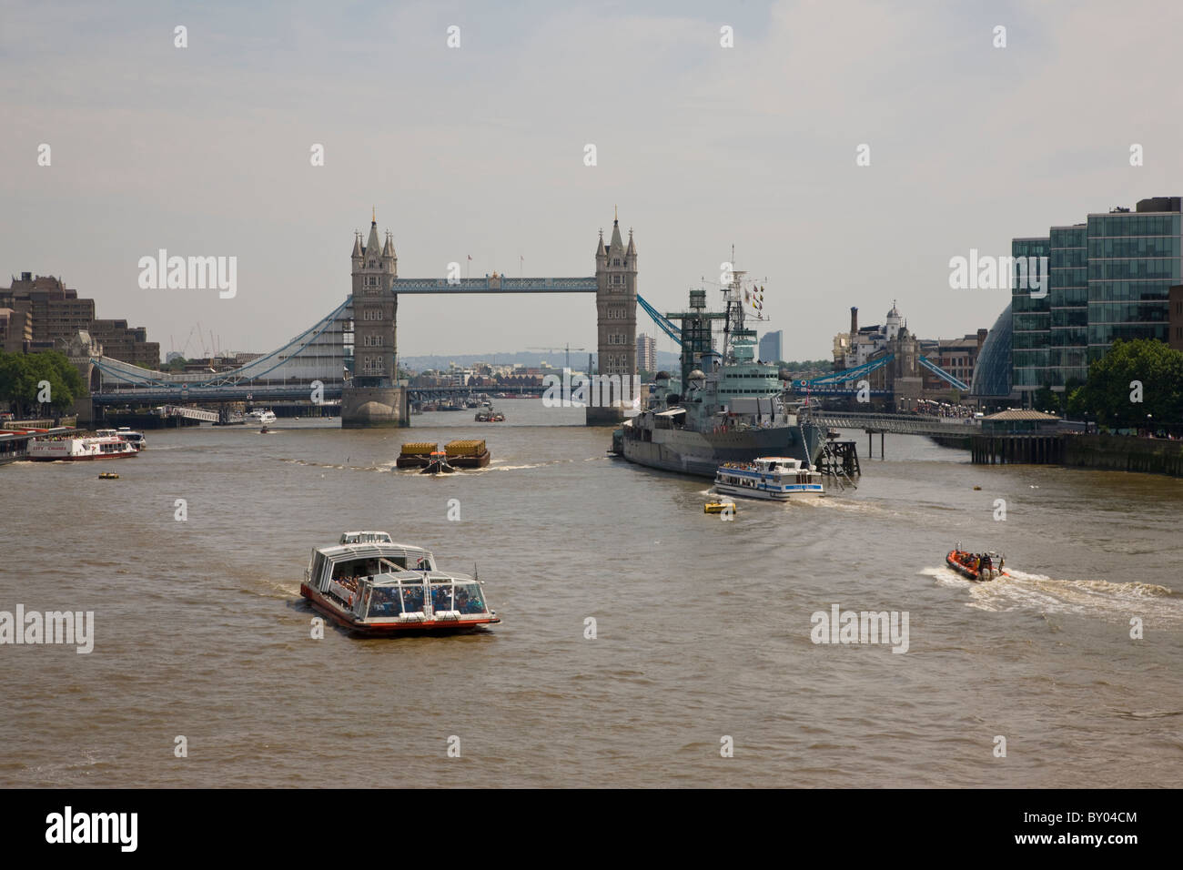 Visualizza in basso il Tamigi di HMS Belfast e il Tower Bridge di Londra London Bridge Foto Stock