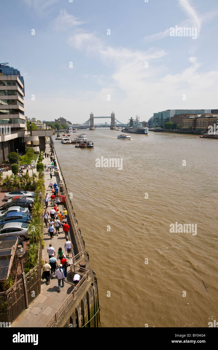 Visualizza in basso il Tamigi di Thames percorso e HMS Belfast e il Tower Bridge di Londra London Bridge Foto Stock