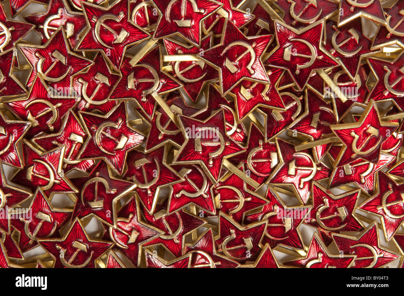 Stella Rossa con la falce e martello cap badges Foto Stock