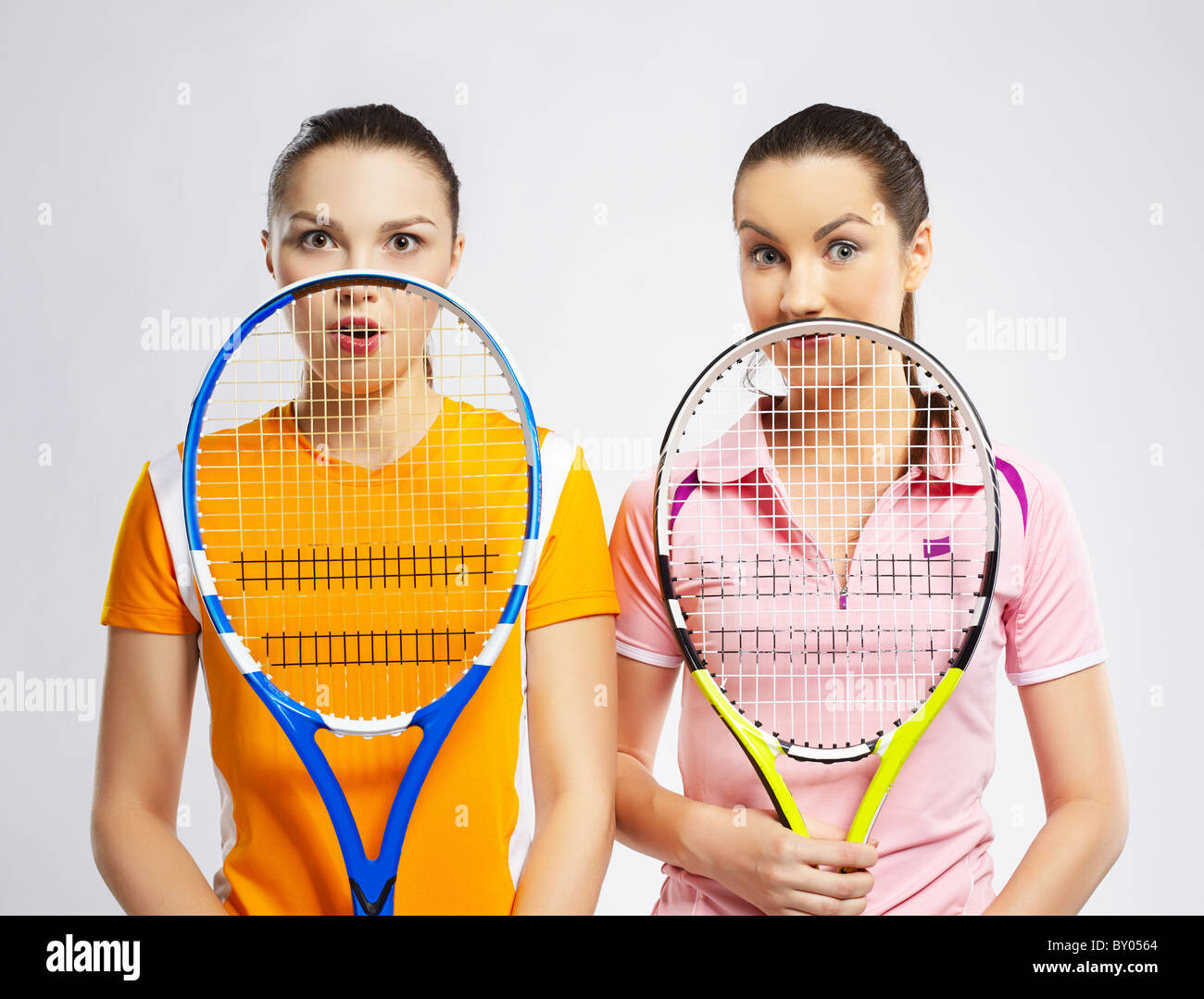 Ritratto di due ragazze sportivo i giocatori di tennis con racchette Foto Stock