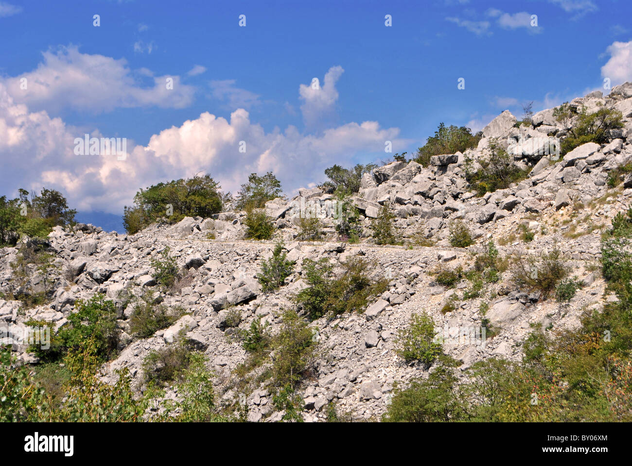 Paesaggio di montagna con rocce caduto giù il cielo blu sullo sfondo Foto Stock