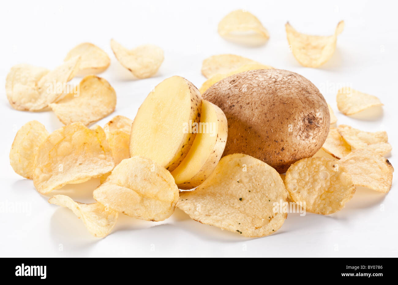 Potato Chips isolati su sfondo bianco Foto Stock