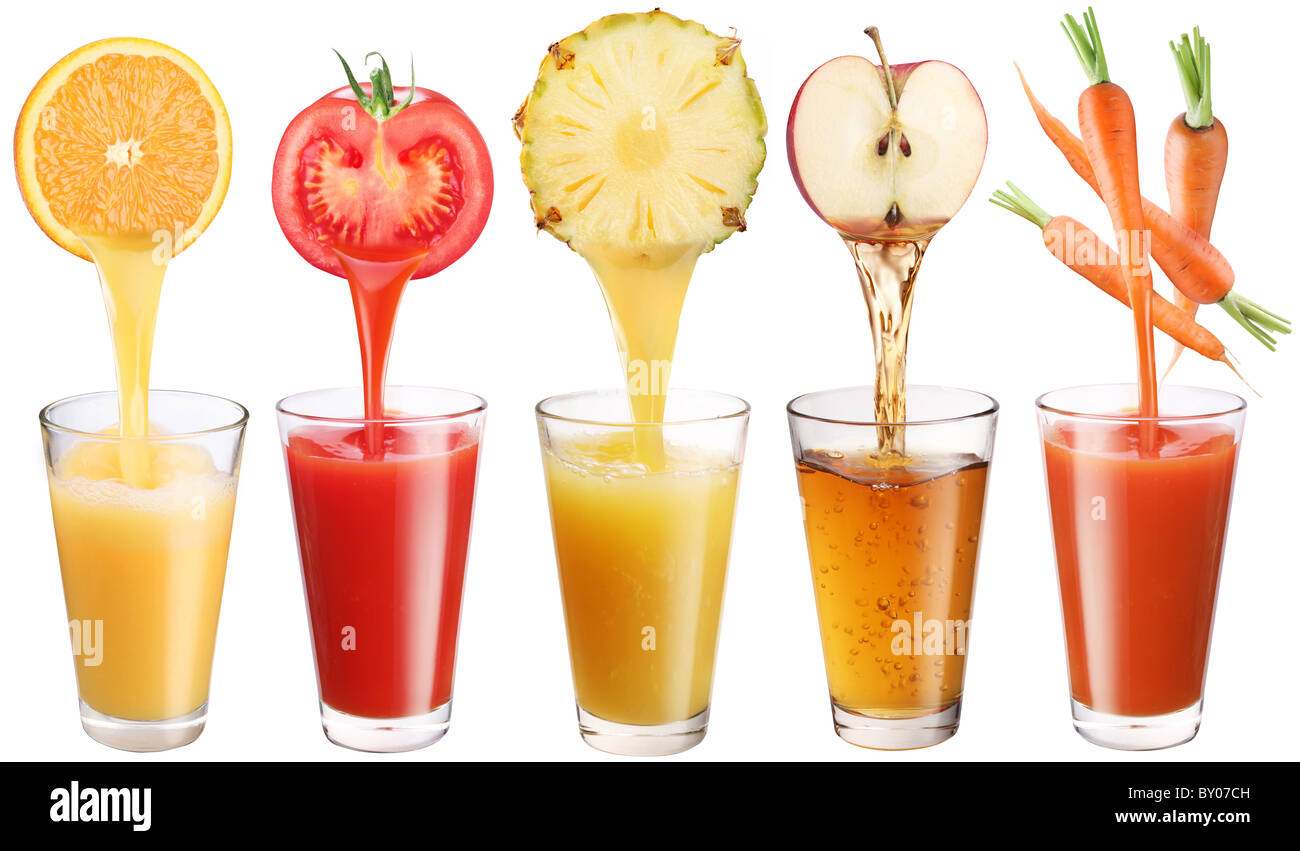 Immagine concettuale - succo di frutta fresco versa a partire da frutta e verdura in un bicchiere. Foto su uno sfondo bianco. Foto Stock