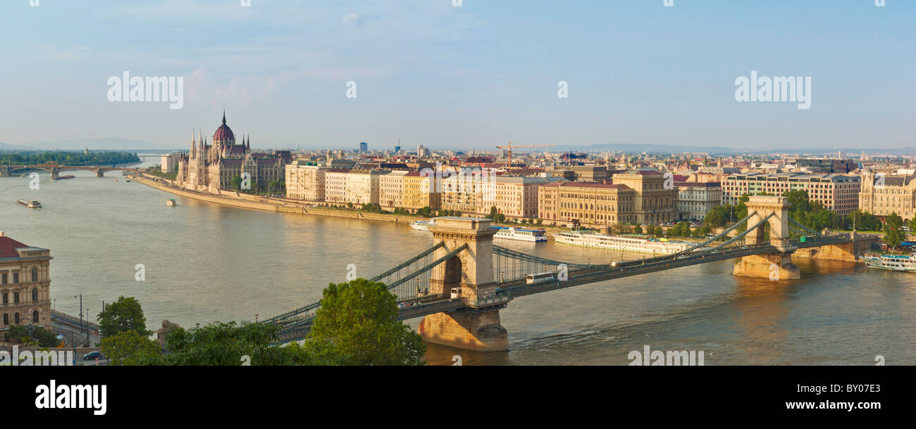 La città di Budapest panorama del parlamento ungherese e il Ponte delle Catene Szechenyi lanchid sul fiume Danubio Budapest, Ungheria, Foto Stock