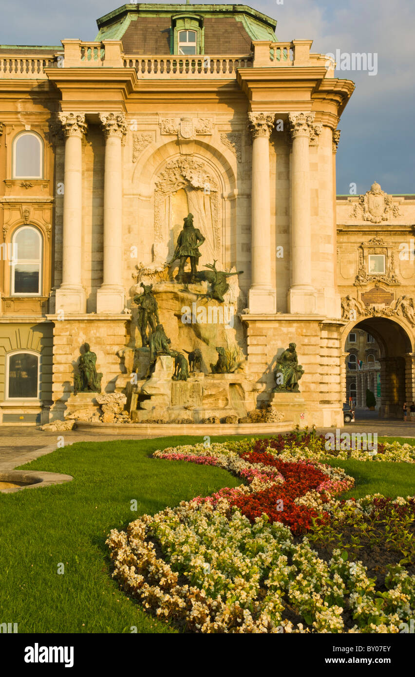 Fontana di Mattia è una spettacolare fontana nel piazzale occidentale della Galleria Nazionale Ungherese Budapest Ungheria Unione europea Foto Stock