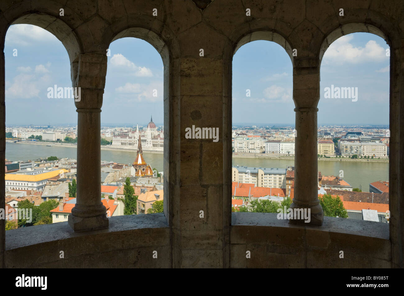 Gli archi del Bastione dei Pescatori con il Parlamento ungherese edificio e fiume Danubio Budapest, Ungheria, Europa UE Foto Stock
