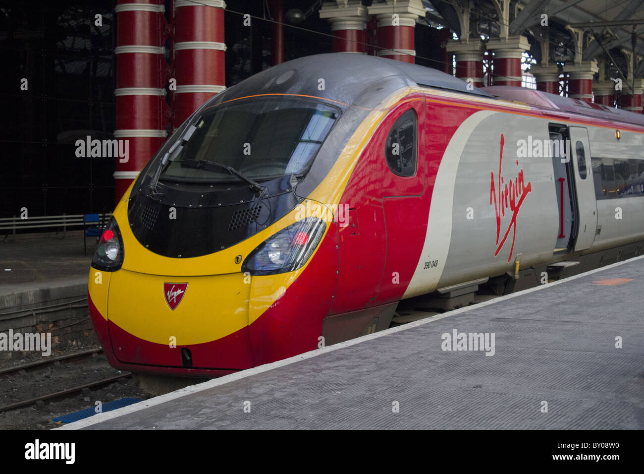 Vergine il treno a Liverpool Lime stazione St Foto Stock