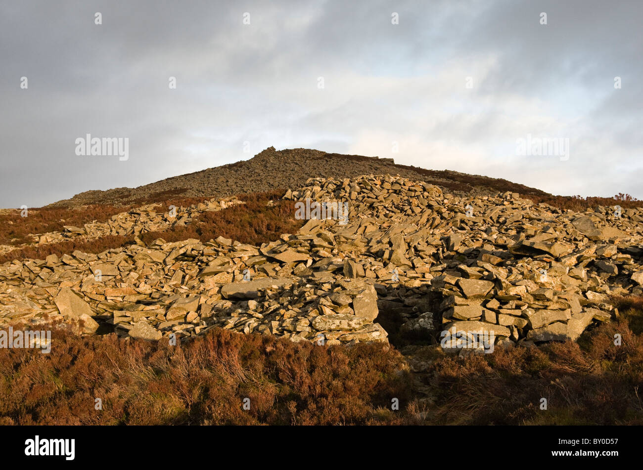 Llanaelhaearn, Gwynedd, il Galles del Nord, Regno Unito, Gran Bretagna. Capanna cerchi a tre r Ceiri Iron Age Fort su Yr Eifl sul Lleyn Peninsula Foto Stock