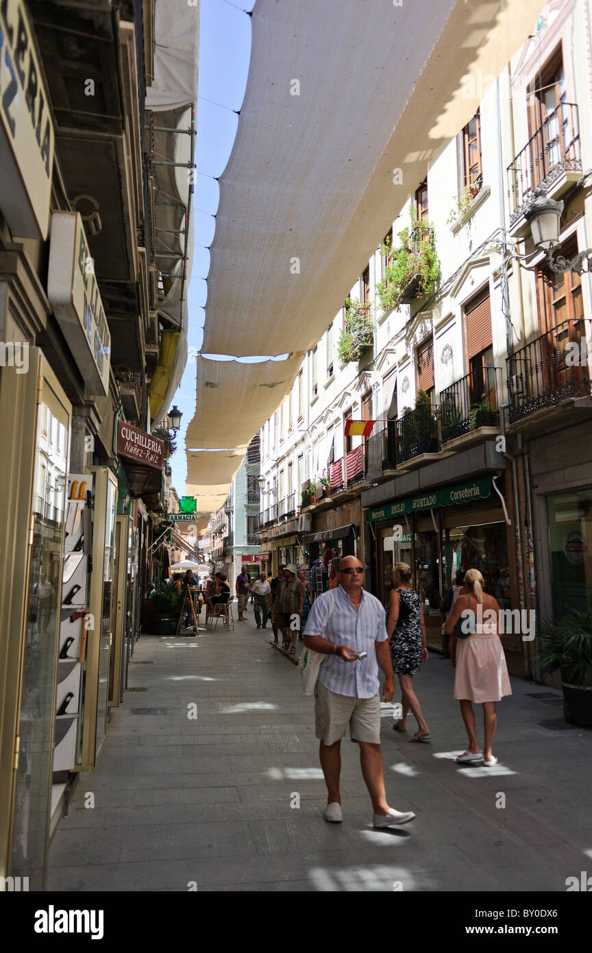 Centro città strade di Granada, Spagna su una calda e soleggiata giornata di agosto Foto Stock