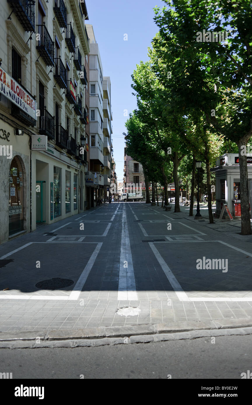 Centro città strade di Granada, Spagna su una calda e soleggiata giornata di agosto Foto Stock