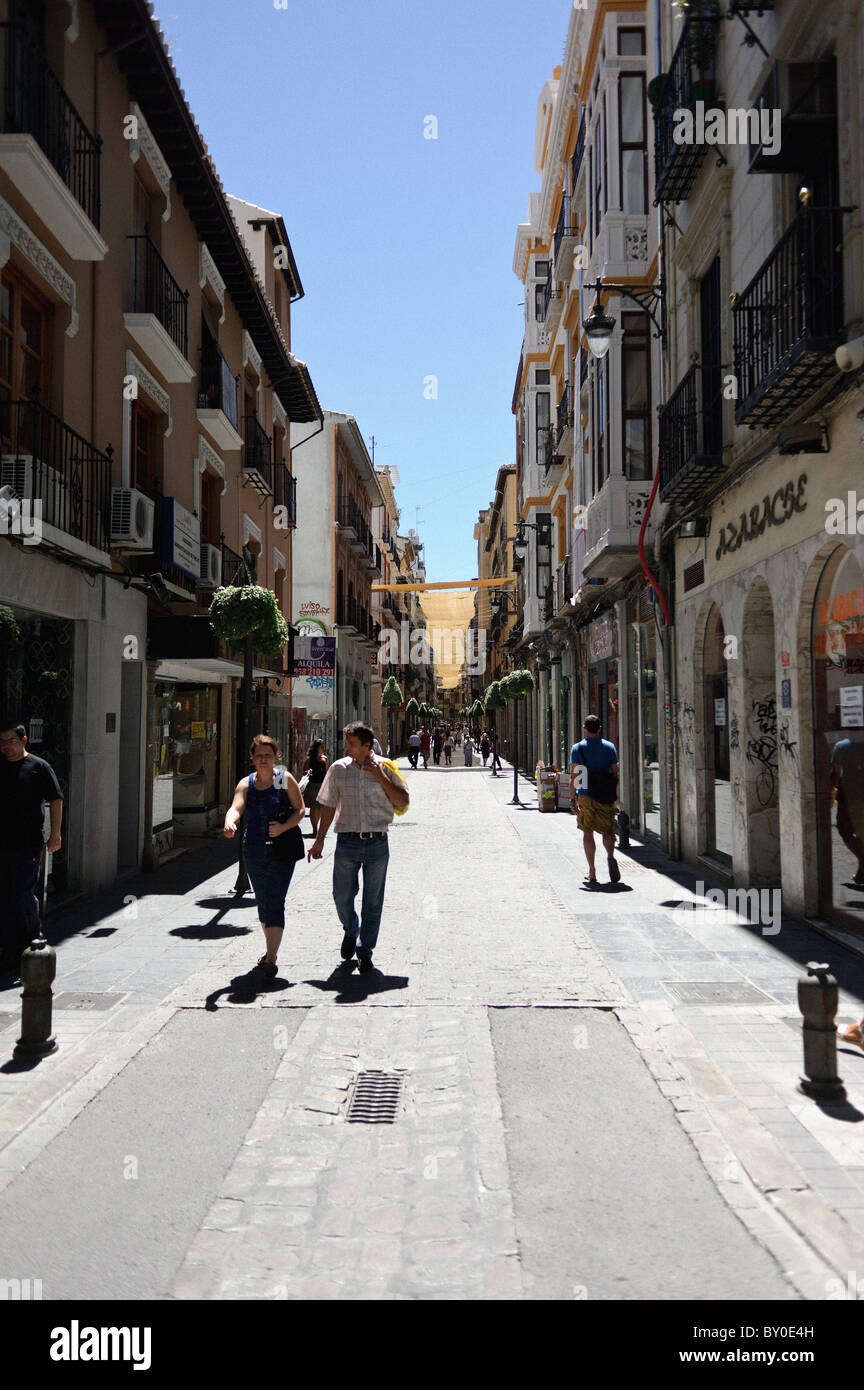 Centro città strade di Granada, Spagna su una calda e soleggiata giornata di agosto Foto Stock