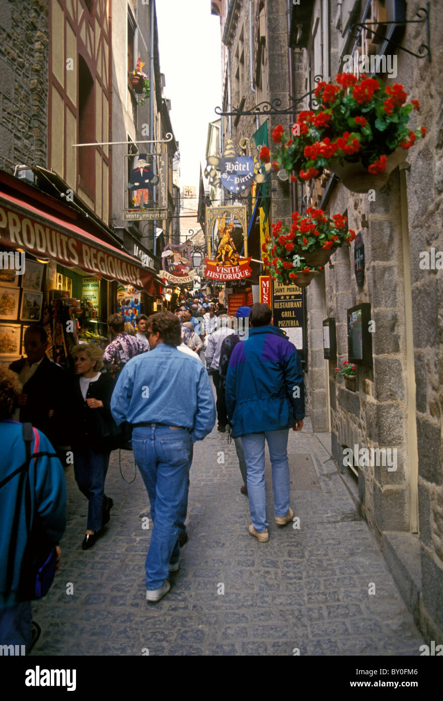 Grande Rue, Porte du Roi, Kings Gate, Le Mont Saint Michel, Bassa Normandia, Francia, Europa Foto Stock