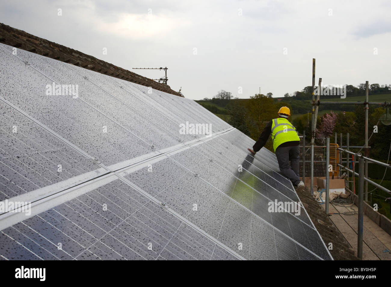 Solare fotovoltaico installazione sul tetto Foto Stock