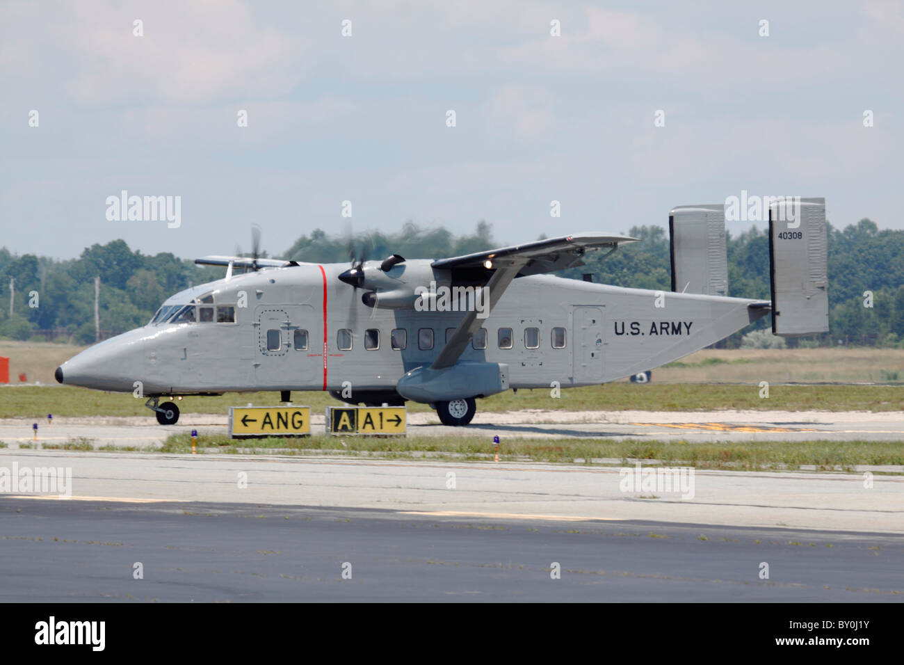Un pantaloncino C-23B i taxi all'hangar Foto Stock