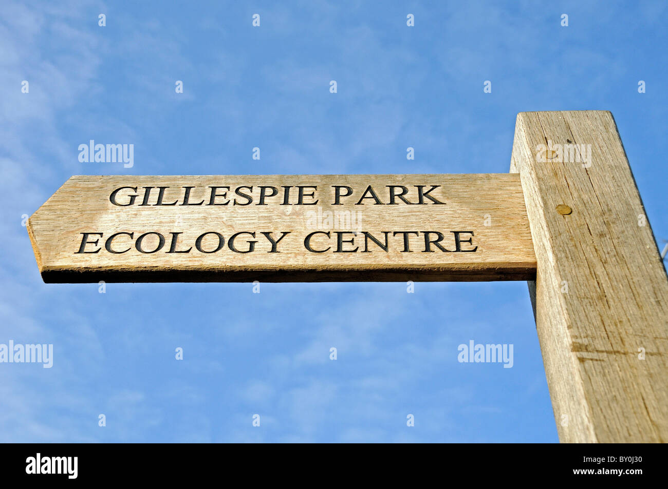 Fingerpost dirigere a Gillespie Park e il quartiere di Islington Ecology Centre, Highbury, London, England, Regno Unito Foto Stock