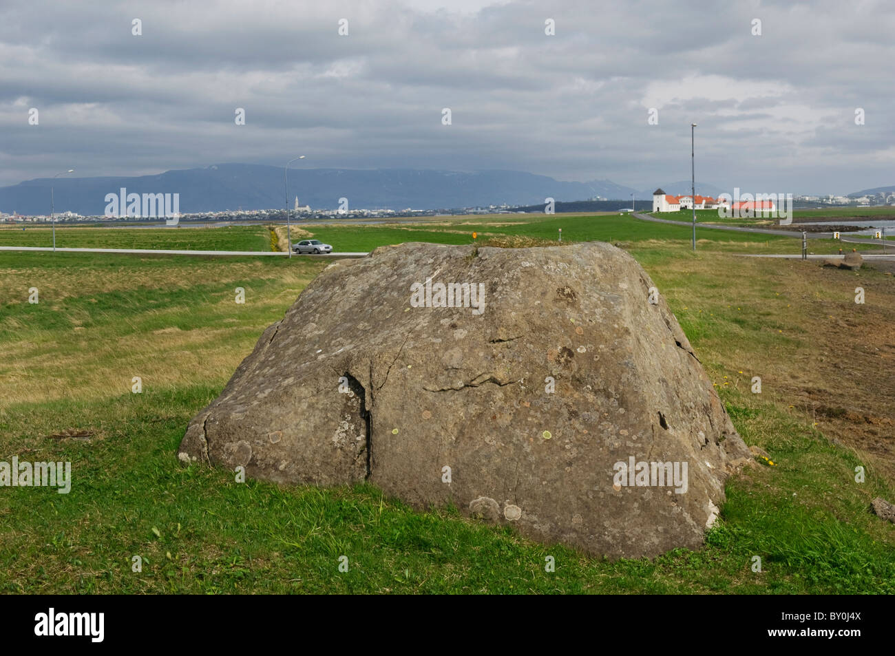 Grasteinn elf rocce da Bessastadir la residenza presidenziale in Islanda. Foto Stock