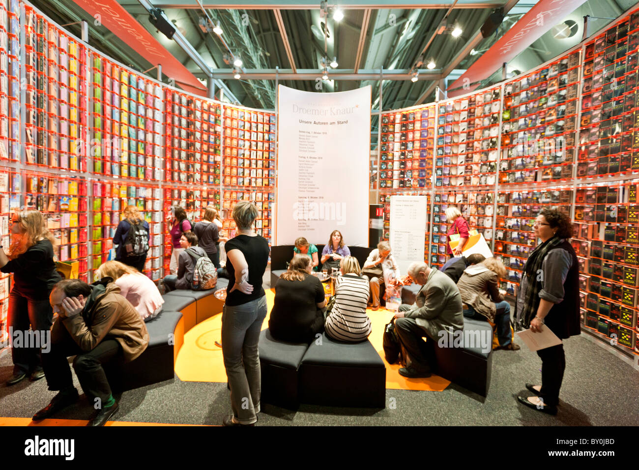 Francoforte, Germania - 8 ottobre 2010: i visitatori alla fiera del libro di Francoforte. Foto Stock
