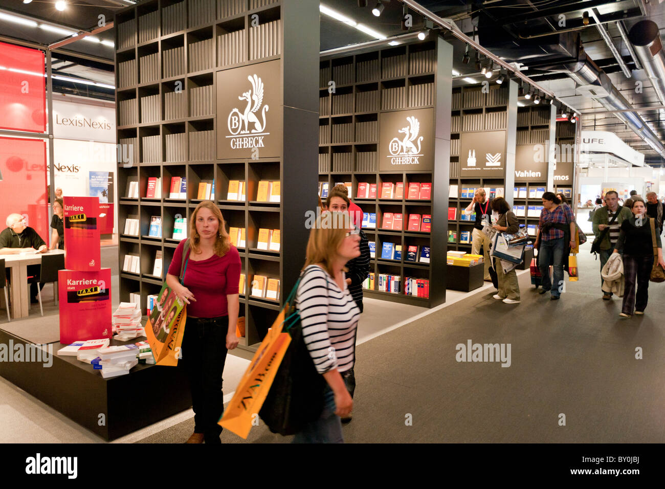 Francoforte, Germania - 8 ottobre 2010: i visitatori alla fiera del libro di Francoforte. Foto Stock