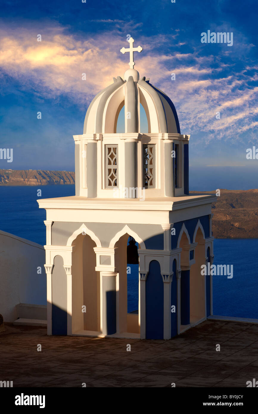 Il campanile di una chiesa ortodossa, Fira, Santorini Foto Stock