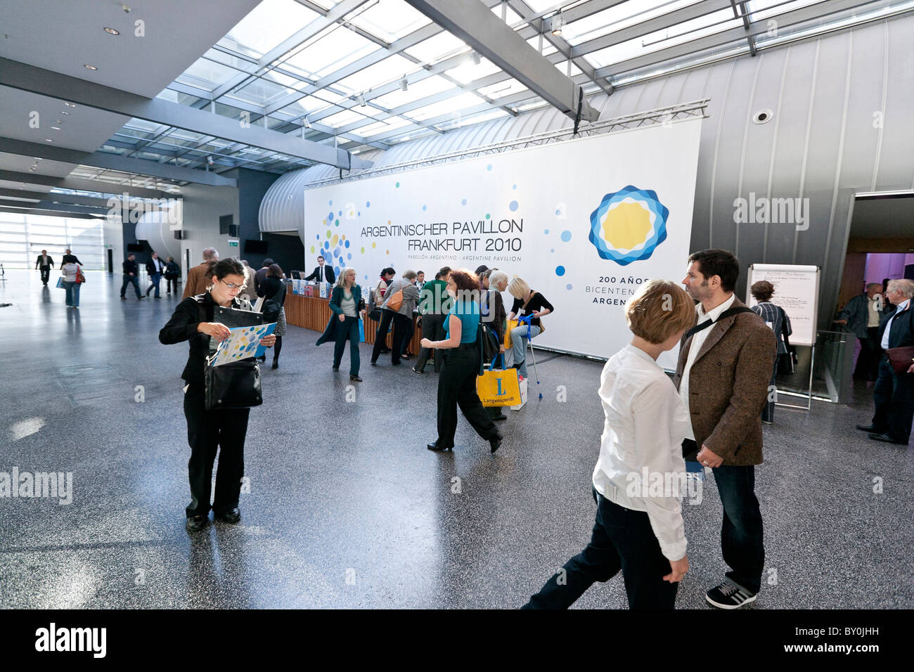 Francoforte, Germania - 8 ottobre 2010: i visitatori alla fiera del libro di Francoforte. Foto Stock