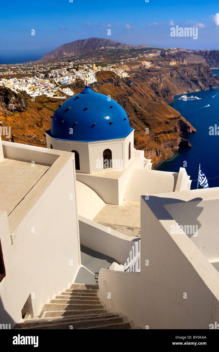 A cupola blu chiesa di Imerovigli, Santorini, Grecia. Foto Stock