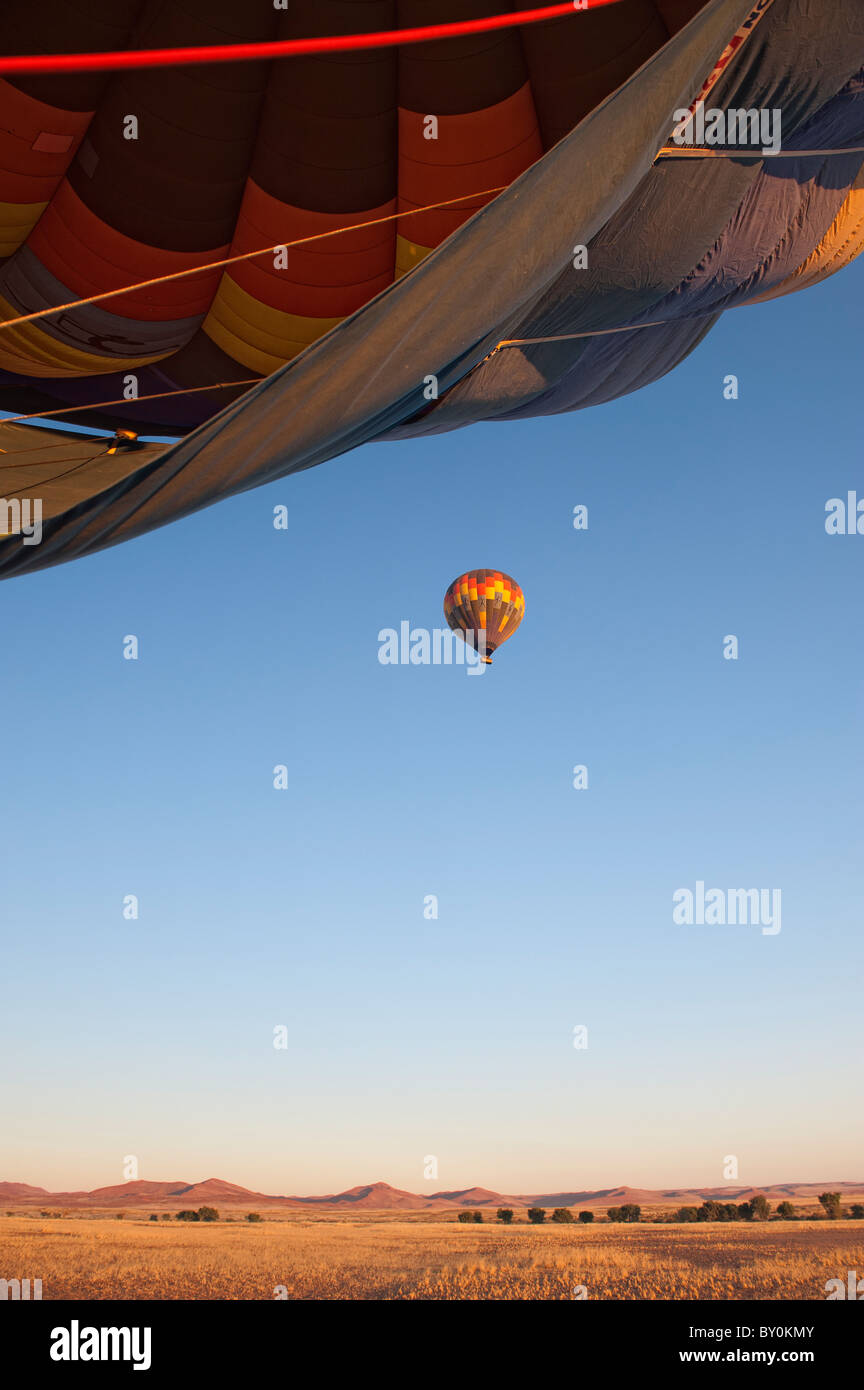 Volo in mongolfiera ad aria calda nel Parco Namib-Naukluft, Namibia centrale. Foto Stock