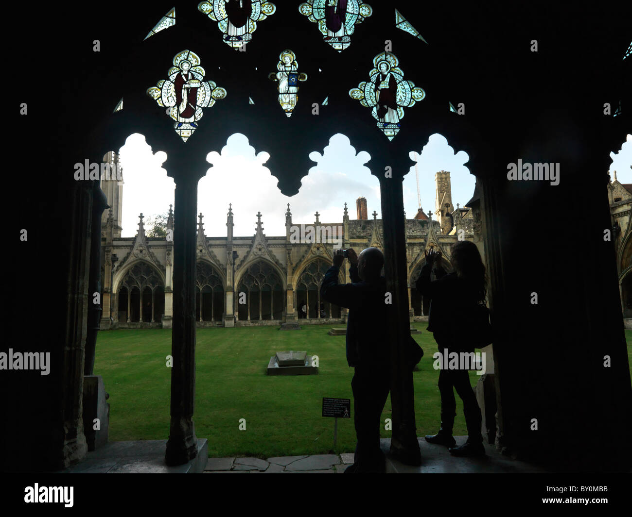Canterbury Kent England Canterbury Cathedral persone scattano fotografie del cortile attraverso il Grande Chiostro Foto Stock