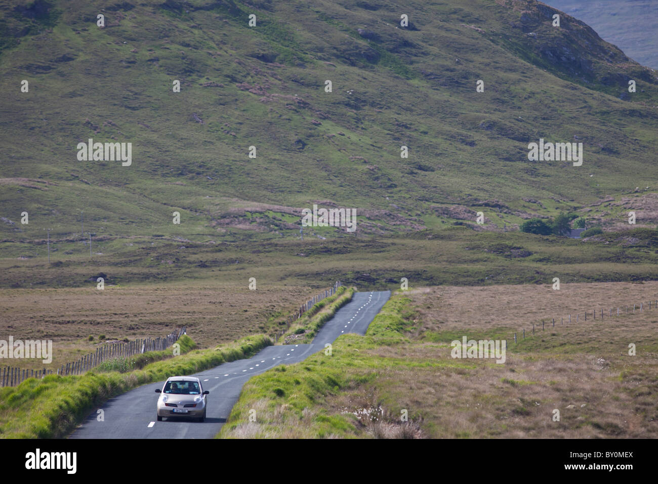 Turistico a Kylemore Pass da dodici Bens montagne, Connemara, nella contea di Galway, Irlanda Foto Stock