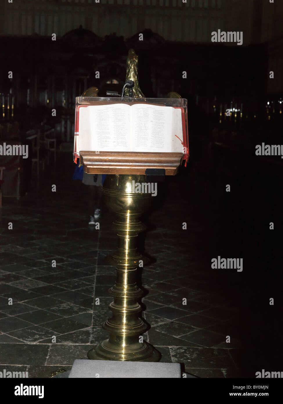 Canterbury Kent England la Cattedrale di Canterbury e la Bibbia su un leggio di Eagle Foto Stock