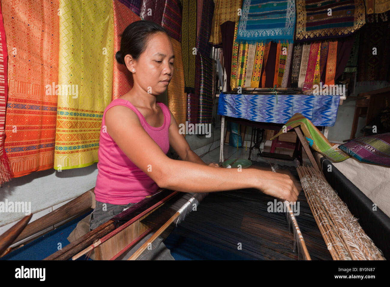 Webster con telaio di tessitura, Bali, Indonesia Foto Stock