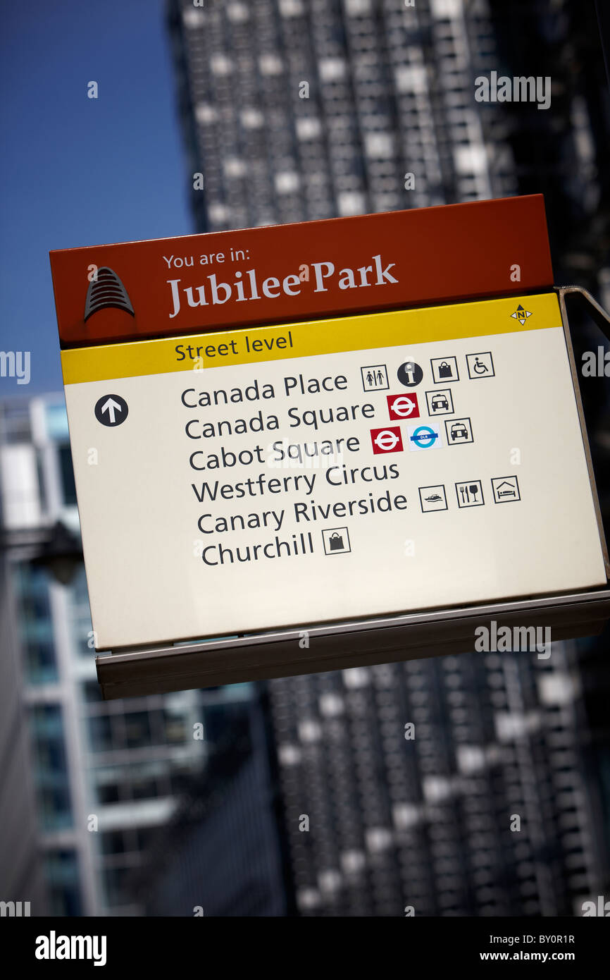 Un segno di direzione nel parco del Cinquantenario, Docklands, Londra Foto Stock