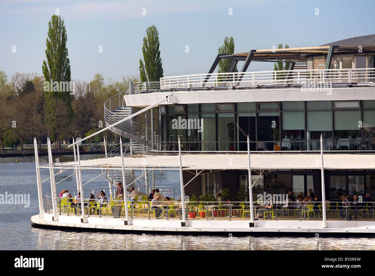 A Vichy, la Rotonde ristorante terrazza sul lago di Allier. Terrasse du ristorante La Rotonde sur le lac d'Allier, à Vichy. Foto Stock