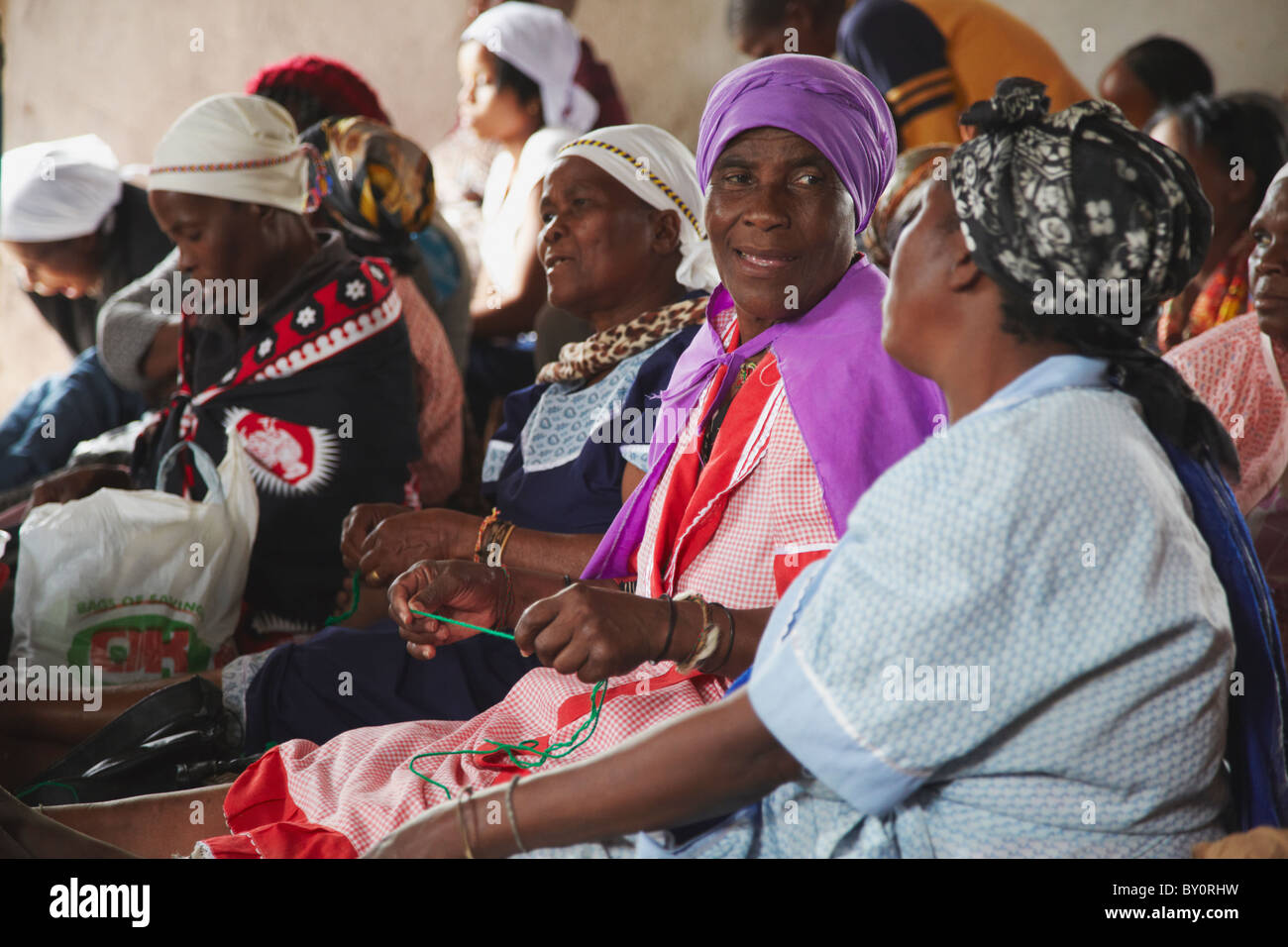 Persone in adorazione all villaggio cerimonia di guarigione, di Eshowe, Zululand, KwaZulu-Natal, Sud Africa Foto Stock