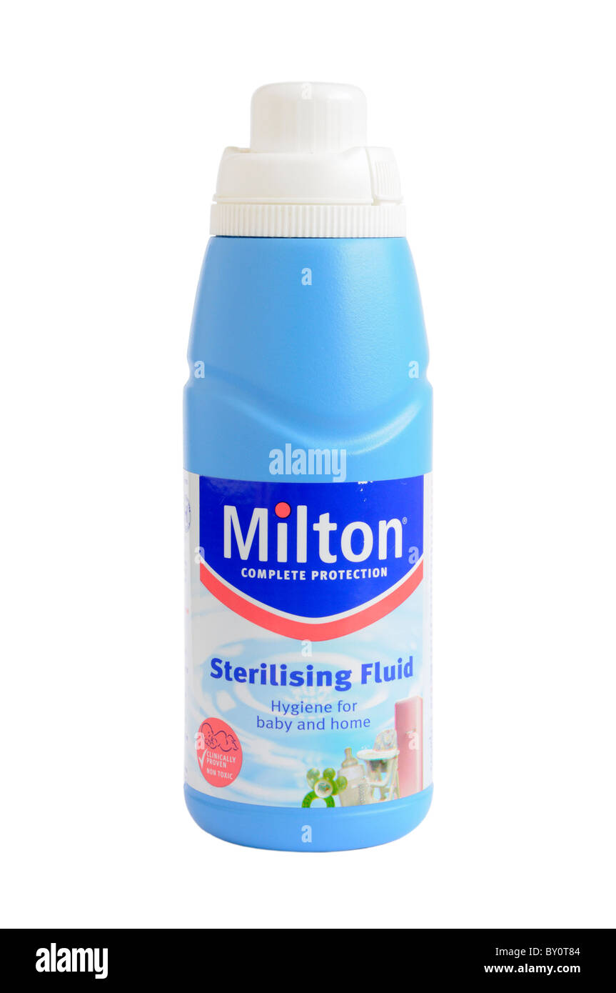 Una bottiglia di Milton fluido sterilizzante Foto Stock