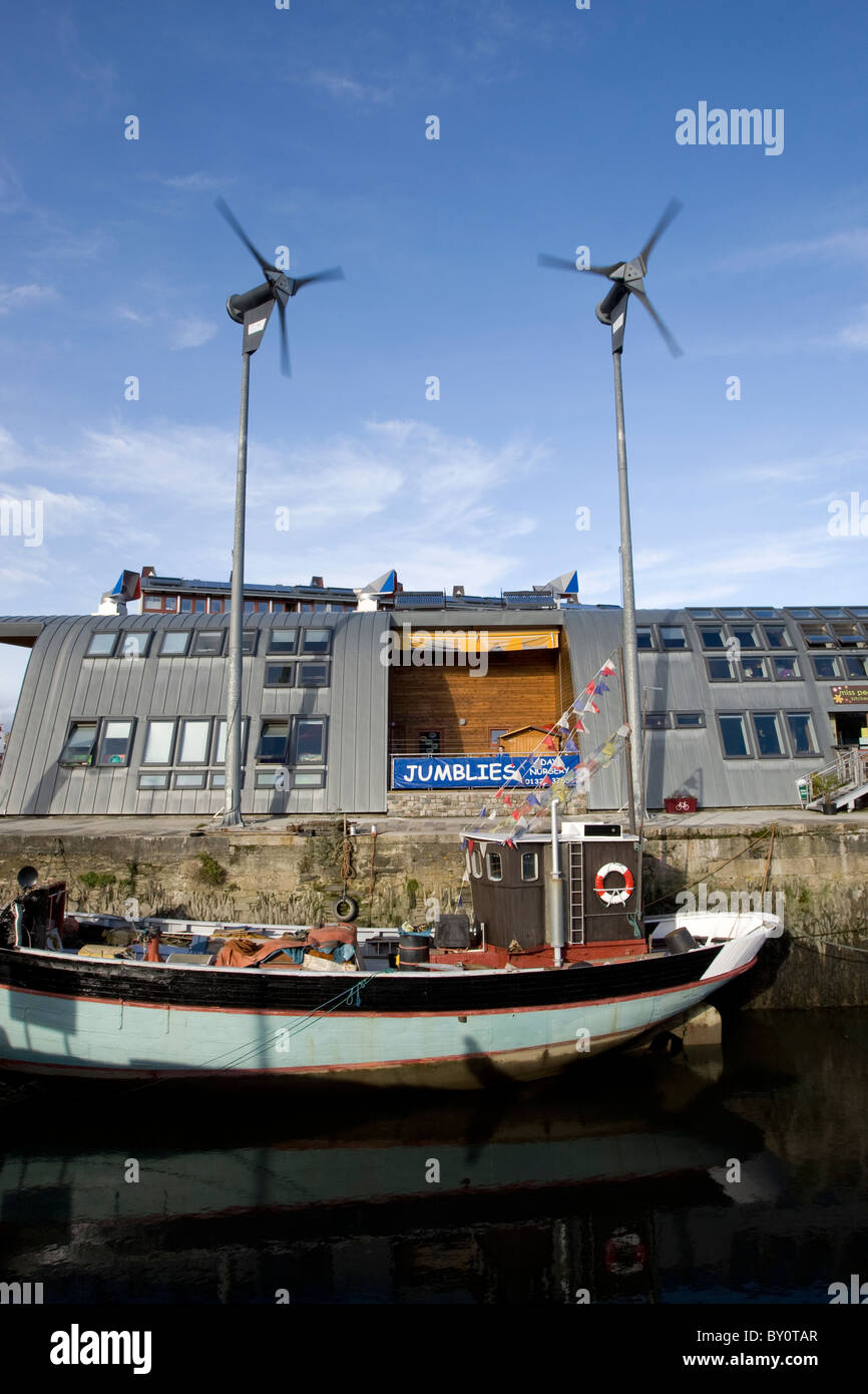 Le turbine eoliche all'eco friendly Giubileo Wharf, Penryn, Cornwall. Foto Stock