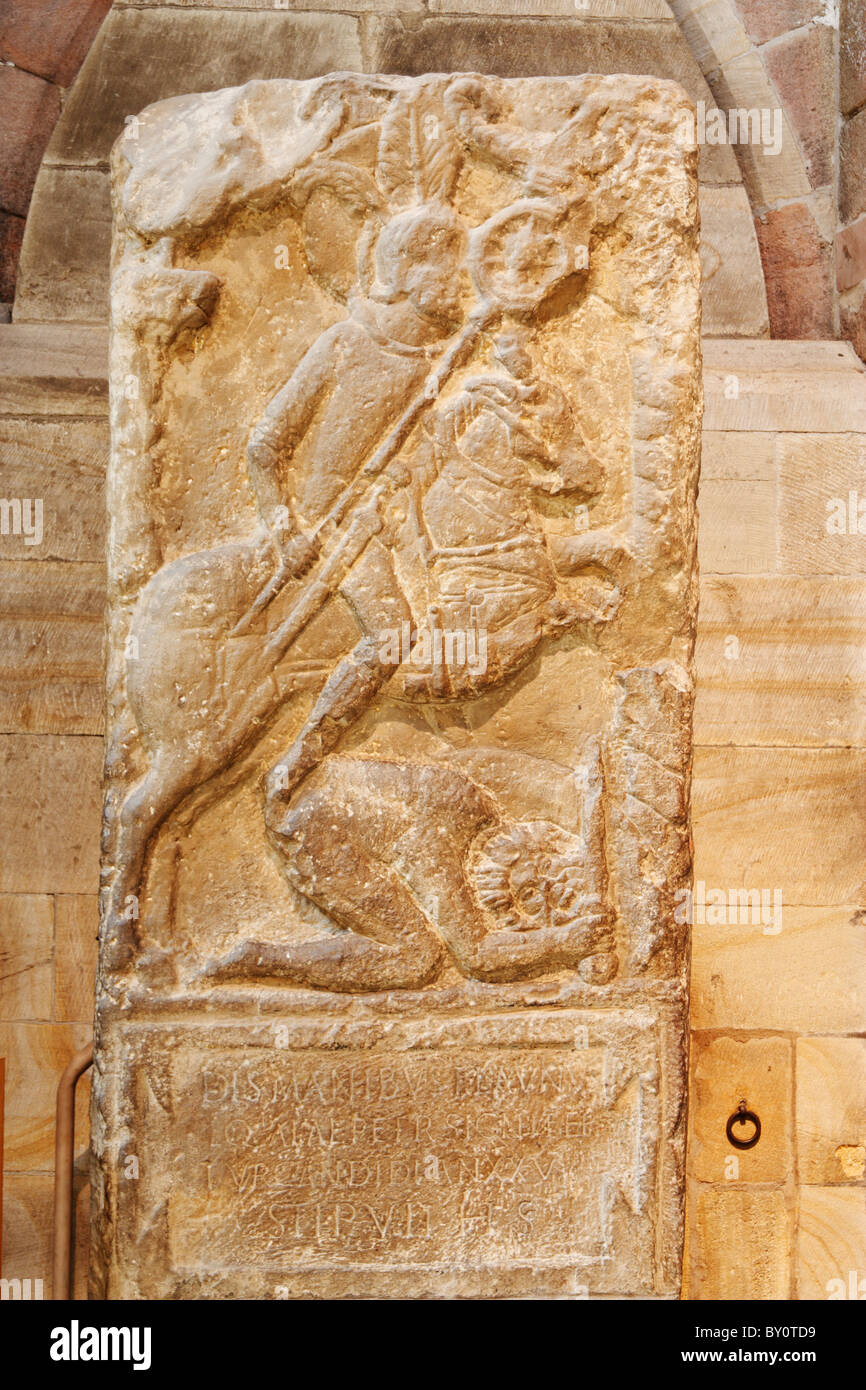 La lapide in pietra arenaria raffigurante Flavinus equitazione oltre il barbaro nemico. Hexham Abbey, Hexham, Northumberland, England, Regno Unito Foto Stock