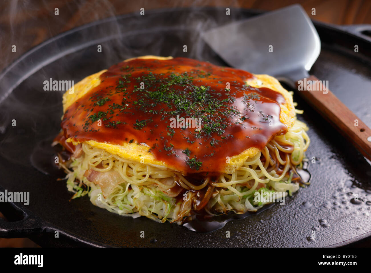 Okonomiyaki stile di Hiroshima Foto Stock